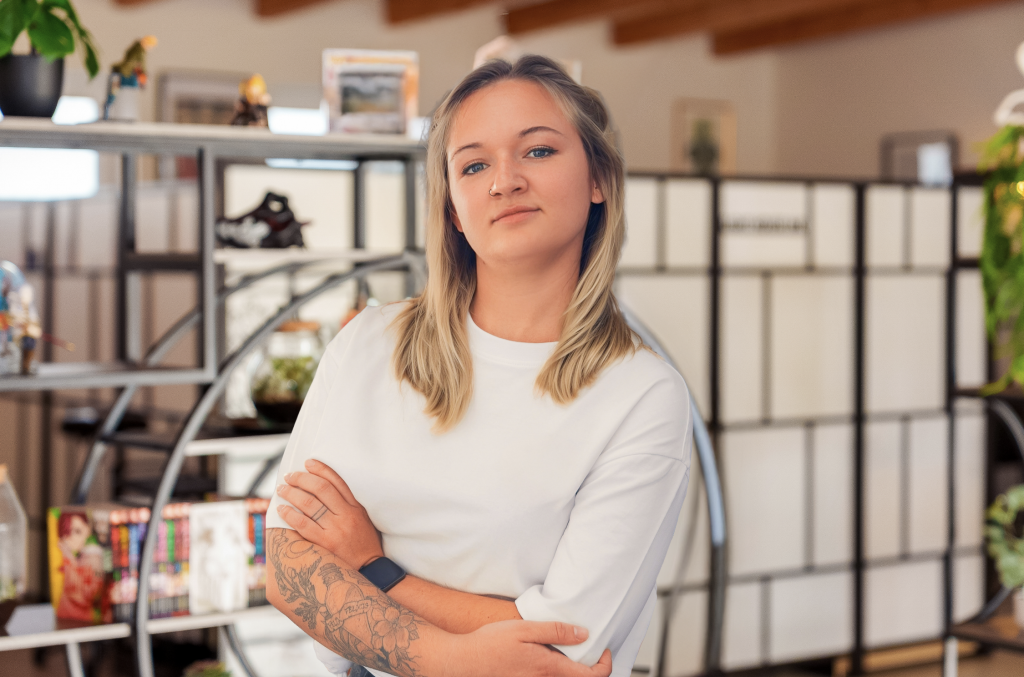Vera Tätowiererin und Inhaberin im Lighthouse Tattoo Studio in Straubing