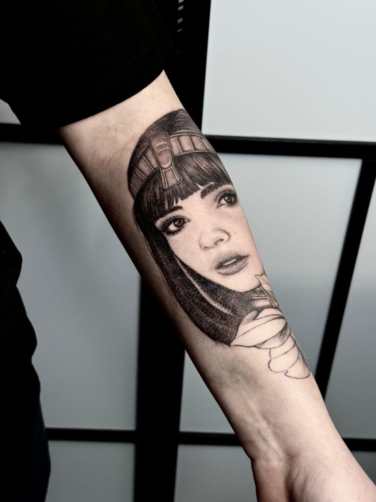 Realismus Portrait Tattoo Frau am Unterarm in Straubing gestochen